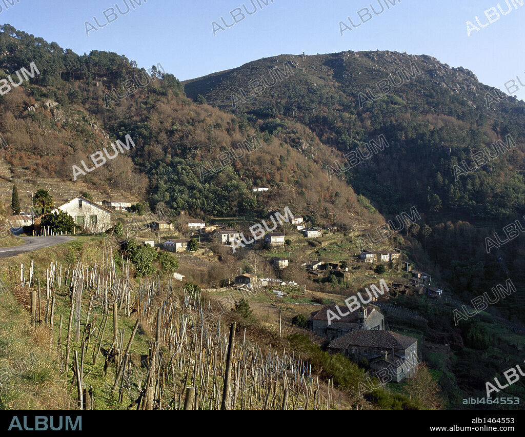 GALICIA. POMBEIRO. Vista general de esta pequeña localidad asentada en la falda de los MONTES DE SAN PAIO. Destaca el Monasterio de San Vicenzo, colgado sobre el Cañón del Sil, vinculado a la orden de Cluny. En el s. XI pasó a depender del monasterio de San Estevo de Ribas de Sil. Provincia de Ourense. LA RIBEIRA SACRA. España.