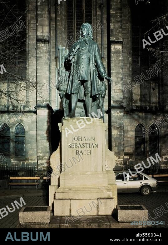 Bach, Johann Sebastian Composer, 1685-1750. Bach Memorial in Leipzig outside the south side of Thomaskirche, where Bach worked as cantor 1723-50. (Sculpture, 1908, by Carl Seffner). Photo, 1990 © Erik Bohr / AKG.