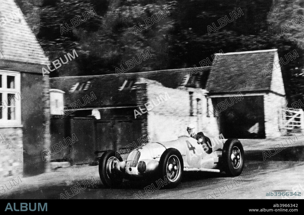 Mercedes-Benz W125, Donington Grand Prix, 1937. The Merdedes car of Dick Seaman, which failed to finish the race, retiring after 29 laps due to suspension damage sustained in a collision with another car earlier in the race.