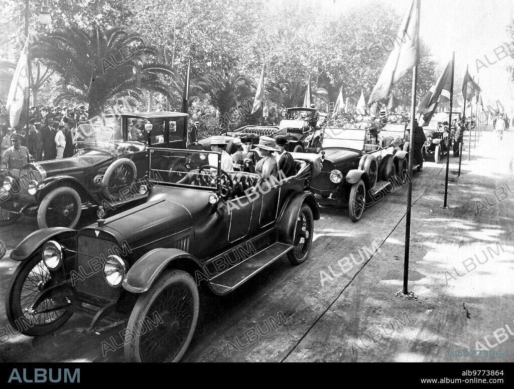 Malaga, October 1918. Motorist caravan. Aspect of the Park with the cars prepared for the blessing.