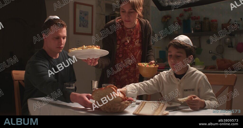 SARAH ADLER, TAMIR BEN YEHUDA and TIM KALKHOF in THE CAKEMAKER, 2017, directed by OFIR RAUL GRAIZER. Copyright Film Base Berlin / Laila Films.
