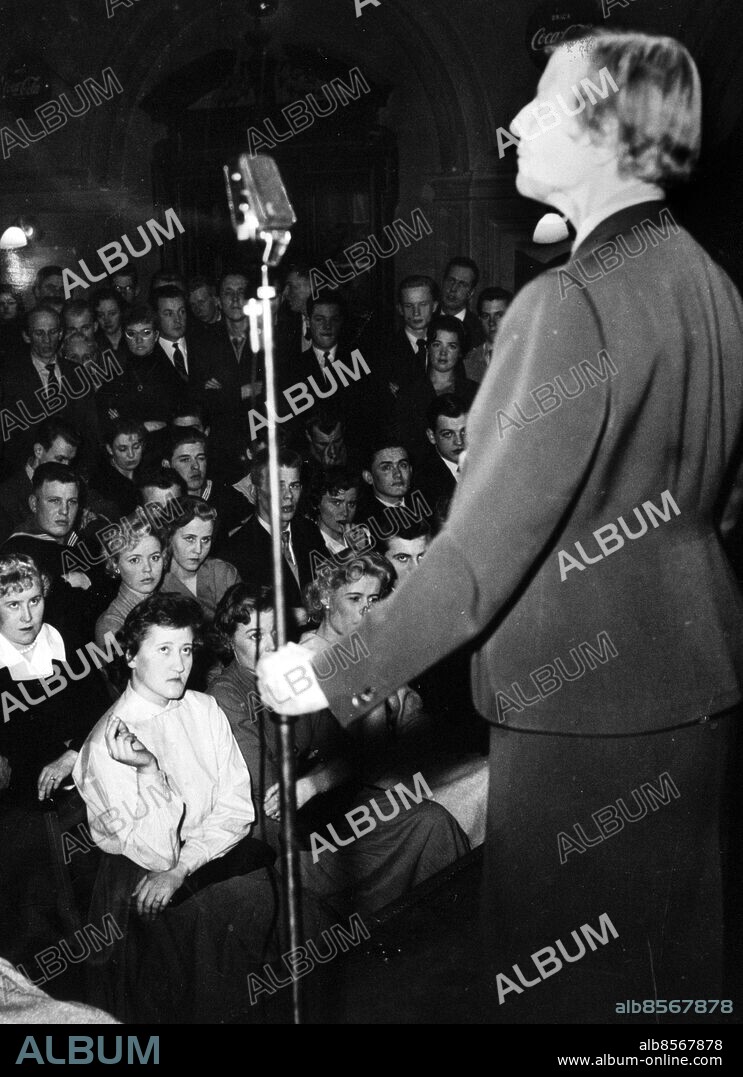 ARKIV 1956 . När sexualupplysaren Elise Ottesen-Jensen höll föredrag missade inte publiken på Nalen ett enda ord. Bild publicerad i boken "Så roade vi oss". Sid 63. Foto: Pressens Bild / TT / Kod 194.