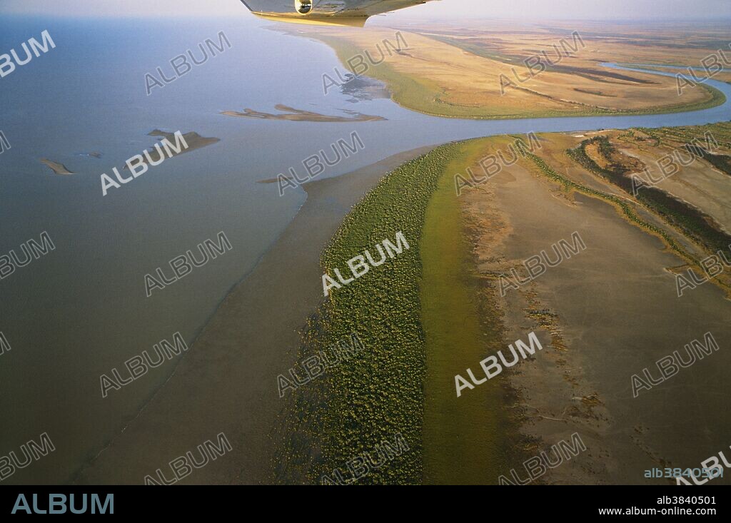 Low-energy coastal wetland wilderness at the mouth of the Bynoe River, Gulf of Carpentaria, Queensland, Australia, showing zonation of mangroves and salt-marsh species related to flooding and salinity regimes, fluvial and estuarine landforms, dynamic deltaic intertidal banks, tidal saltflats, and mangrove-lined channels.  This is the habitat of estuarine crocodiles, turtles, dolphins, barramundi and many other fish and marine species, waterbirds and internationally significant numbers of migratory shorebirds.