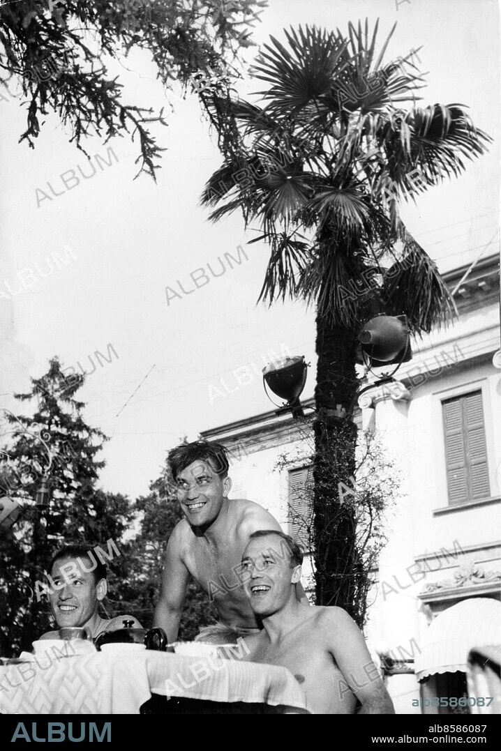 Gren-no-li, klassisk fotbollstrio. Arkivbild KJ. Gre-No-Li fr v Nils Liedholm Gunnar Nordahl och Gunnar Gren. Gre-No-Li fotboll sit 1949. (c) Tore Falk / Sydsvenskan / IBL.