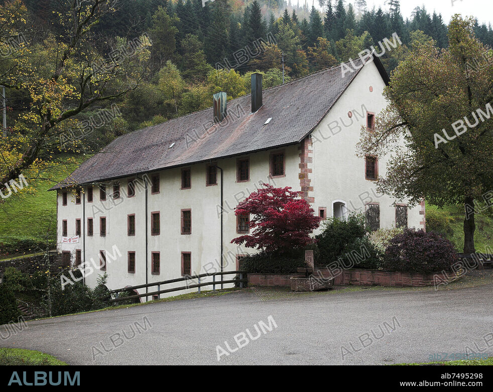 Wittichen (Kaltbrunn, Gemeinde Schenkenzell, Schwarzwald, Baden-Württemberg), Kloster Wittichen (ehemaliges Klarissenkloster, gegründet 1324 durch die Selige Luitgard; säkularisiert 1803; Klostergebäude 1858 größtenteils abgetragen), sog. Langer Bau oder Äbtissinnenbau (17. Jahrhundert). - Außenansicht von Südwesten. - Foto, 2010.