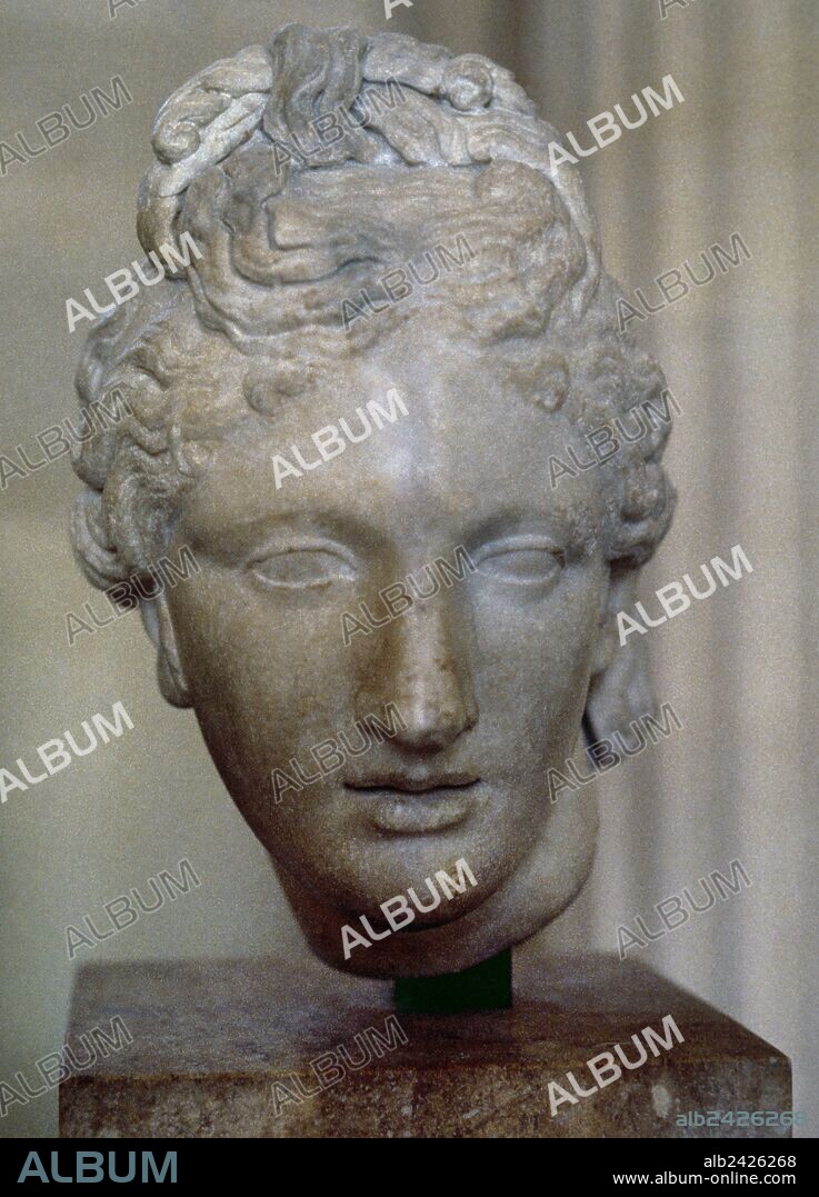 AFRODITA (la "VENUS" griega). Diosa del amor, de la fertilidad y protectora de los matrimonios. BUSTO DE AFRODITA, copia romana de un original realizado en Asia Menor en el siglo II a. C. Museo del Louvre. París. Francia.