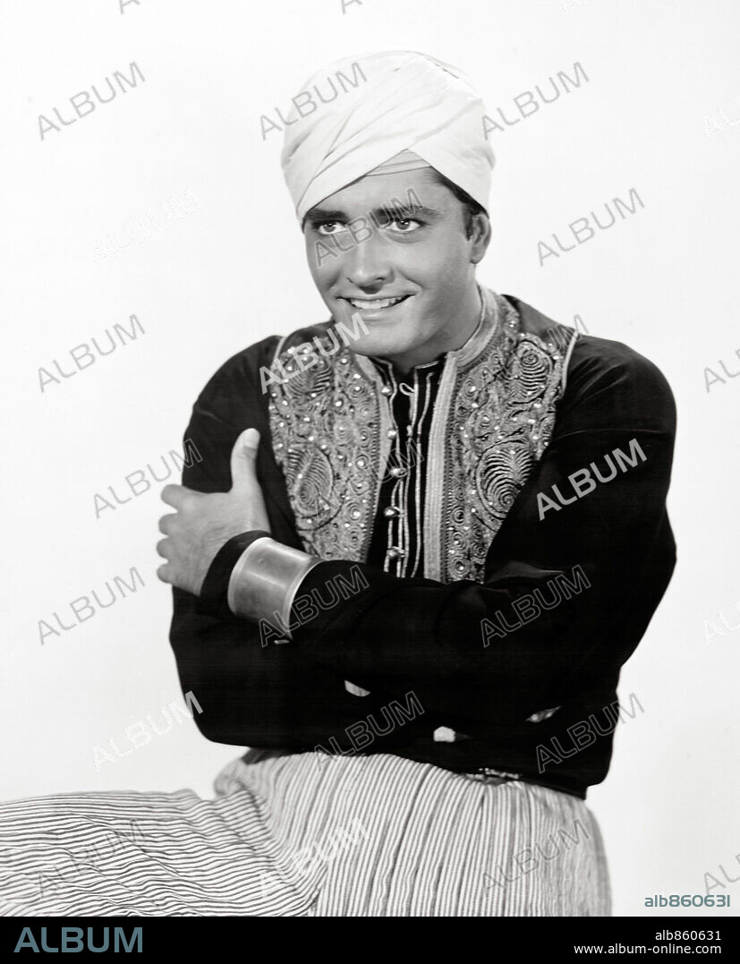 JOHN DEREK en AMAZONAS NEGRAS, 1954 (THE ADVENTURES OF HAJJI BABA), dirigida por DON WEIS. Copyright ALLIED ARTISTS.