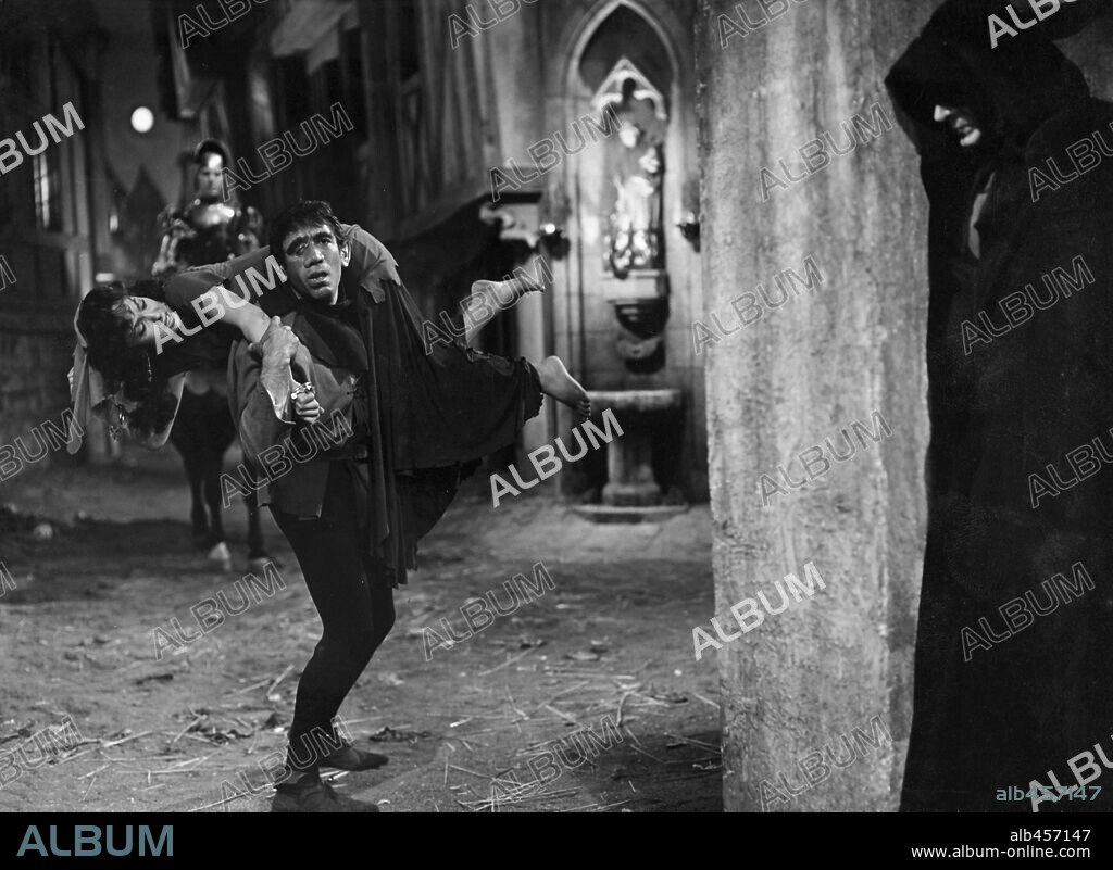 ANTHONY QUINN und GINA LOLLOBRIGIDA in DER GLÖCKNER VON NOTRE DAME, 1956 (NOTRE DAME DE PARIS), unter der Regie von JEAN DELANNOY. Copyright PARIS-FILM PRODUCTIONS/ALLIED ARTISTS / VOINQUEL, RAYMOND.