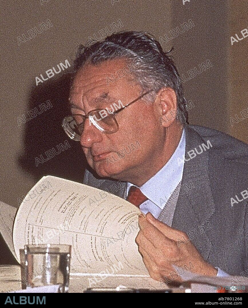 JOSE FEDERICO DE CARVAJAL PRESIDENTE UN DIA DE PLENO EN EL SALON DE SESIONES DEL SENADO - AÑOS 80.