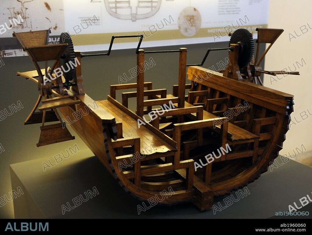 BARCO A PEDALES. Maqueta interpretada por Louis Tursini, año 1952, según dibujo y estudio de Leonardo Da Vinci en el Códice Atlantico (S. XV). El modelo representa una sección transversal del casco del barco. El interior está ocupado por un marco que soporta una barra de transmisión conectado a dos ruedas dentadas a los dos lados del casco. Las ruedas dentadas puesto en marcha dos ruedas con seis palas. Museo Nacional de la Ciencia y la Tecnología Leonardo da Vinci. Milán. Italia.