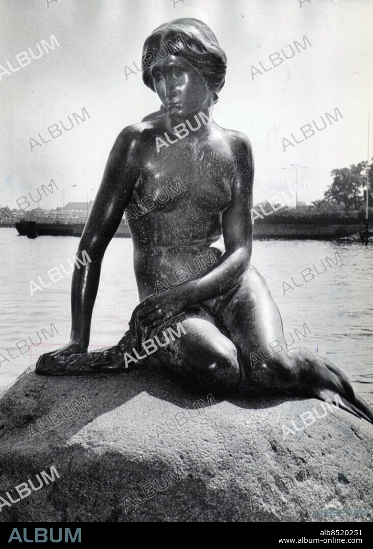 STOCKHOLM 000614 (ARKIV 1983) - . Statyn "Den lille havfruen" i Köpenhamn. En domstol i Nyborg dömde på onsdagen en porrgrossist till 75.000 danska kronor i böter sedan han använt en bild på statyn som omslag på sina porrfilmer. Bilden: Den lilla havsfrun (Den lille havfrue) i Köpenhamn, året då hon fyllde sjuttio år.. Foto: Ingvar Andersson Kod: 3. COPYRIGHT SCANPIX SWEDEN.