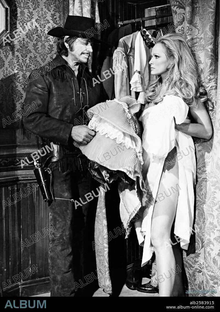 CHARLES BRONSON y URSULA ANDRESS en SOL ROJO, 1971 (SOLEIL ROUGE), dirigida por TERENCE YOUNG. Copyright LES FILMS CORONA.