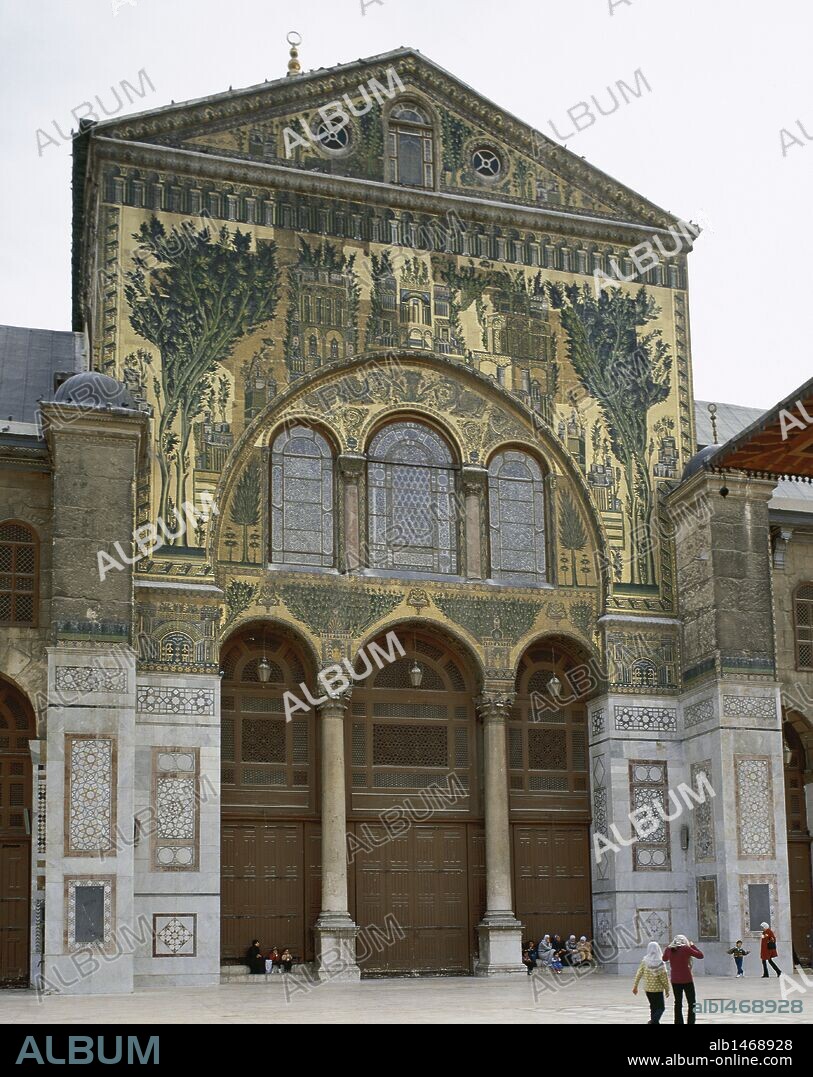 ARTE ISLAMICO. SIRIA. MEZQUITA DE DAMASCO. Construída a principios del siglo VIII. Vista de la entrada sur, decorada con mosaicos de motivos vegetales.