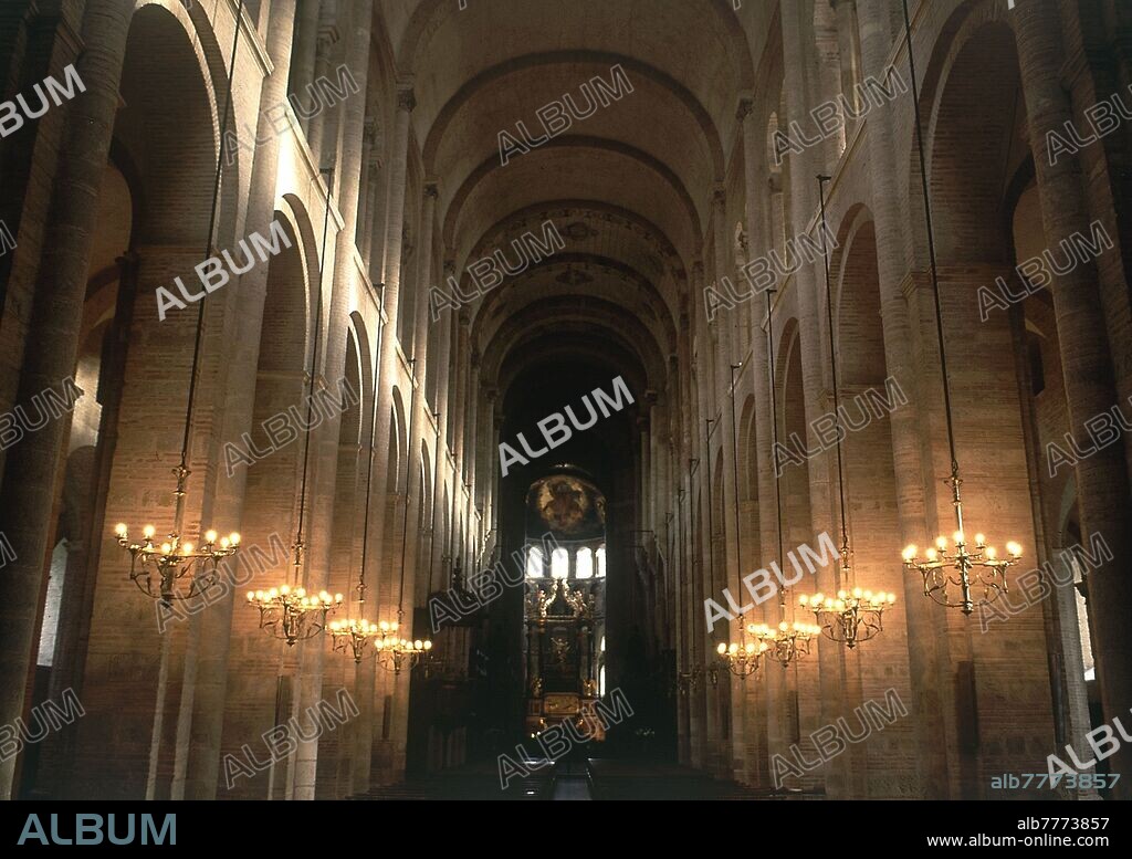 NAVE CENTRAL DE LA BASILICA ROMANICA COMENZADA EN EL S XI Y RESTAURADA POR VIOLLET LE DUC.