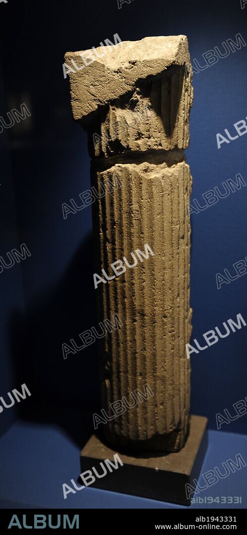 ARTE EGIPCIO. EGIPTO. Fuste estriado de una pequeña columna que formaba parte del tímpano, del llamado recinto del laberinto de Hawara (Hauara). Región de El Fayum. Imperio Medio. Visitado y descrito por el historiador griego, Herodoto. Piedra caliza. XII Dinastía. Reinado de Amenemhet III. 1831-1786 a. C. Museo Carlsberg Glyptotek. Copenhague. Dinamarca. Norte Europa.