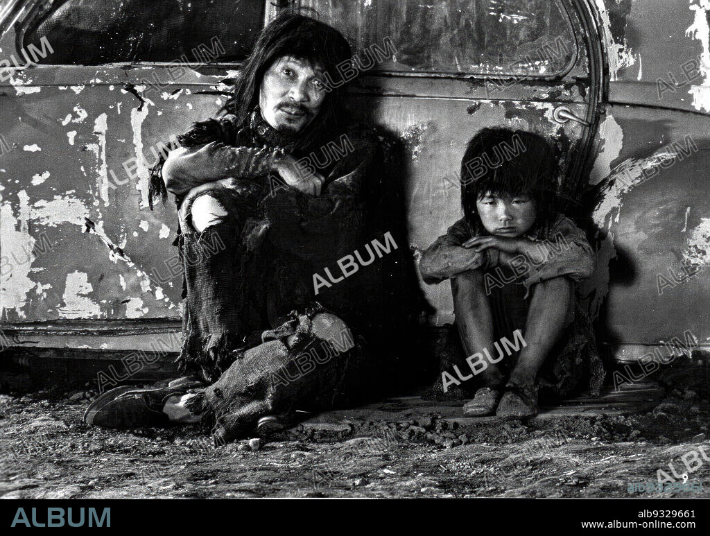 HIROYUKI KAWASE et NOBORU MITANI dans DODESUKADEN, 1970, réalisé par AKIRA KUROSAWA. Copyright Toho.