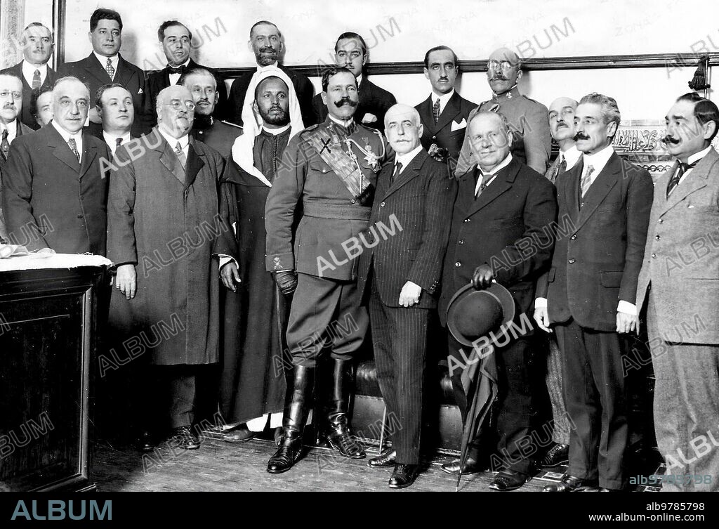8 mayo 1921. Madrid. En el ministerio de la Guerra. El general Fernández Silvestre (X), después de Serle Entregada, por el señor ortega Morejón y Comisiones de los Centros Comerciales Hispano-Marroquíes, las Insignias de la gran cruz del mérito Naval.