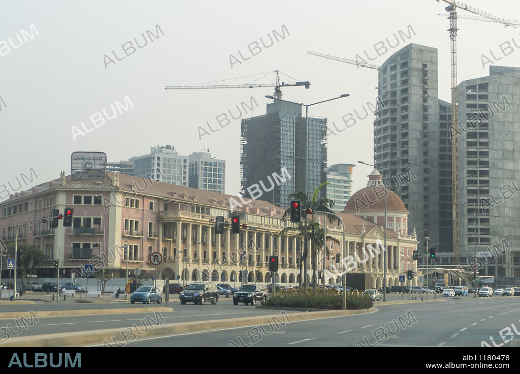The new Marginal promenade (Avenida 4 de Fevereiro), Luanda, Angola, Africa.