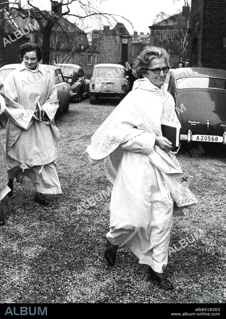 ARKIV 1970 . Margit Sahlin (1914-2003), prästvigdes 1960 när Svenska kyrkan för första gången sa ja till kvinnliga präster. Sahlin prästvigdes tillsammans med två andra kvinnor, Elisabeth Djurle Olander och Ingrid Persson. Här vid installationen som kyrkoherde i Engelbrekts församling.. Foto: Svenskt Pressfoto Kod 20360.