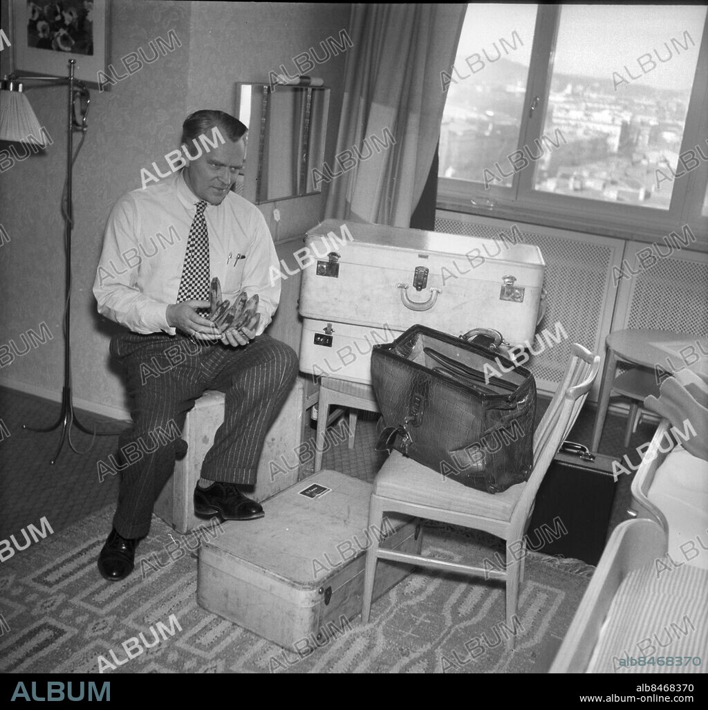 Göteborg - mars 1952 - Banankungen Folke Andersson besöker Göteborg - de övriga personerna på bilderna är okända - *** Local Caption *** TC-H66. THURE CHRISTIANSSON.