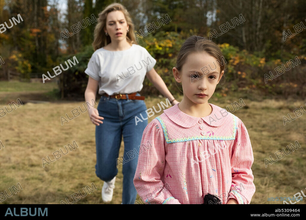 AMELIE BEA SMITH and VICTORIA PEDRETTI in THE HAUNTING OF BLY MANOR, 2020, directed by BEN HOWLING, CIARAN FOY, MIKE FLANAGAN and YOLANDA RAMKE. Copyright PARAMOUNT TELEVISION.