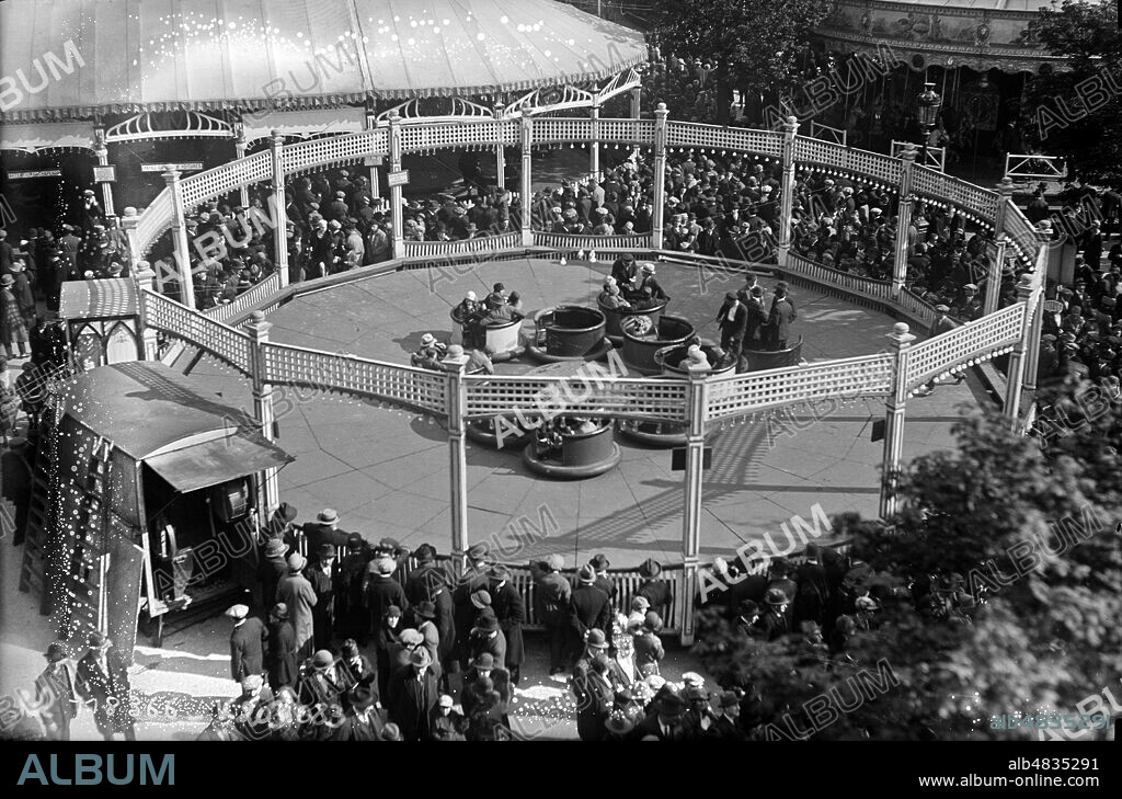 Manege de la Foire du Trone. Photographie de 1927 de l'agence Rol. Credit : Collection Avant-Demain/Kharbine-Tapabor.
