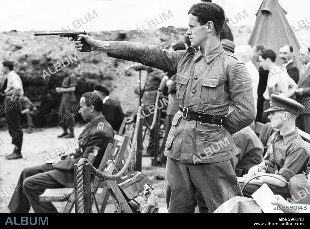 ARKIV 1948 . Wille Grut, svensk guldmedaljör i modern femkamp vid OS i London 1948. Här under skjutmomentet.. Wille Grut, gold medalist in modern pentathlon . Foto: TT / Kod 1900.