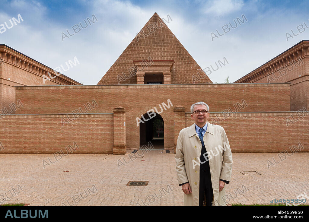 Fontanellato, Labirinto della Masone, by Franco Maria Ricci: the architect Pier Carlo Bontempi in the central courtyard and before the Pyramid.