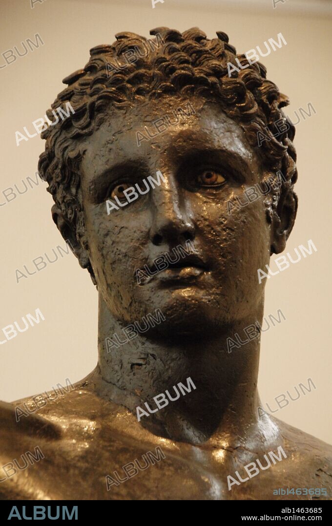 ARTE GRIEGO. GRECIA. SIGLO IV a. C. Estatua en bronce de un joven identificada con PERSEO que llevaría colgando la cabeza de Medusa. No obstante, probablemente represente a PARIS y sujetaría la "Manzana de la discordia" que fue para Afrodita. Atribuida al escultor EUPHRANOR de Corinto hacia 340-330 a. C. Detalle. Museo Arqueológico Nacional. Atenas.