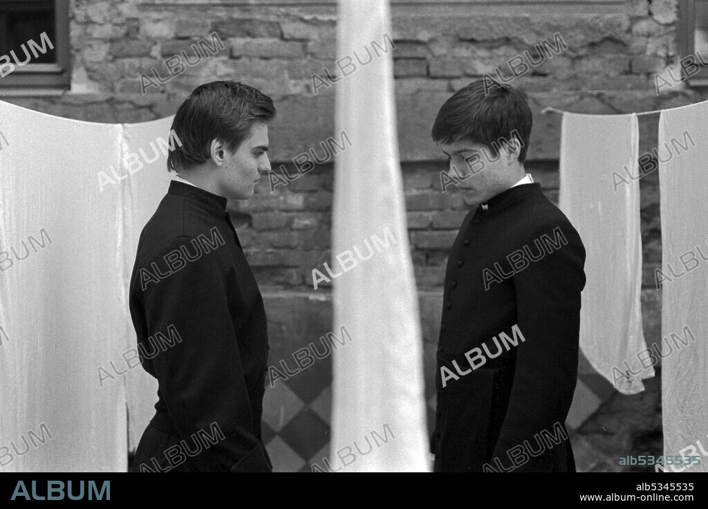 SAMUEL POLAKOVIC y SAMUEL SKYVA en SIERVOS, 2020 (SERVANTS), dirigida por IVAN OSTROCHOVSKY. Copyright Punkchart films.