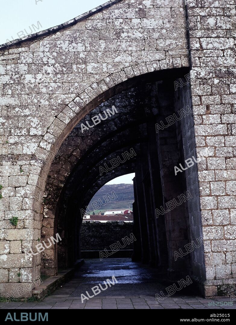 Arcos exteriores (contrafuertes) de la Colegiata de Santa María del Sar, Santiago de Compostela, Galicia. Fundada en 1136 por el canónigo Munio Alonso.