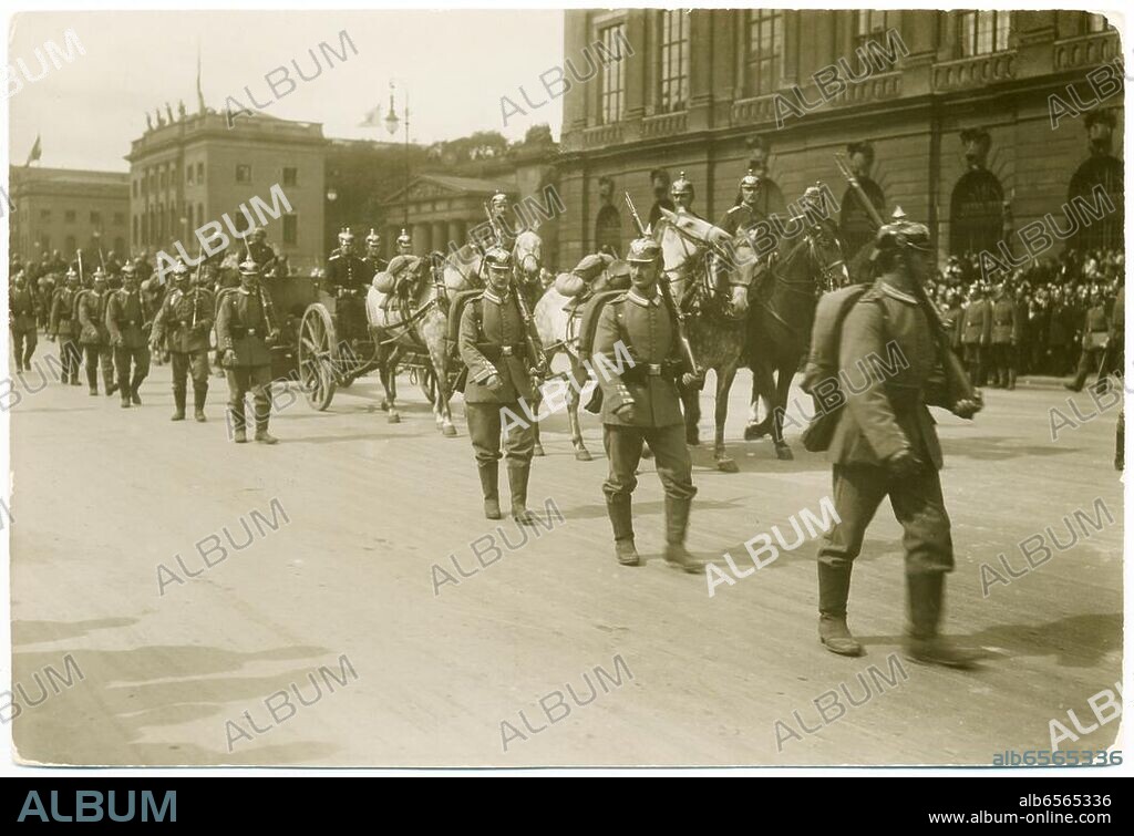 Erster Weltkrieg, Mobilmachung, August 1914.-Abmarsch der Berliner Garnison, Unter den Linden in Mitte.-Foto.