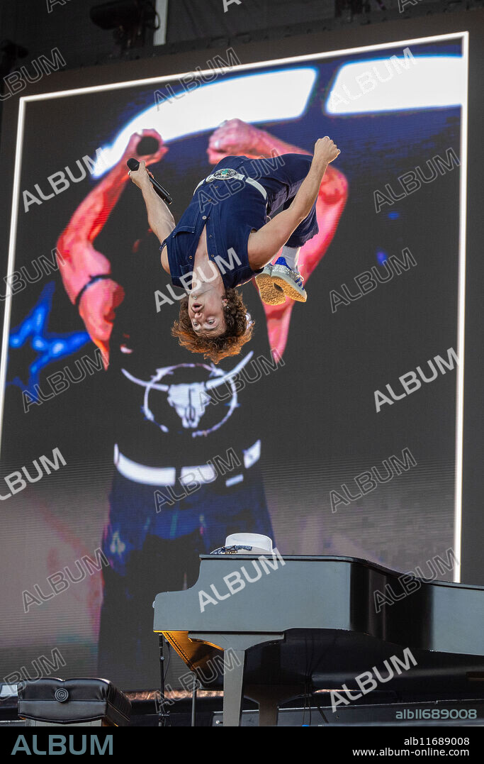 Benson James Boone. October 12, 2024, Austin, Texas, U.S: BENSON BOONE does a backflip off his piano during the Austin City Limits Music Festival at Zilker Park in Austin, Texas (Credit Image: © Daniel DeSlover/ZUMA Press Wire).