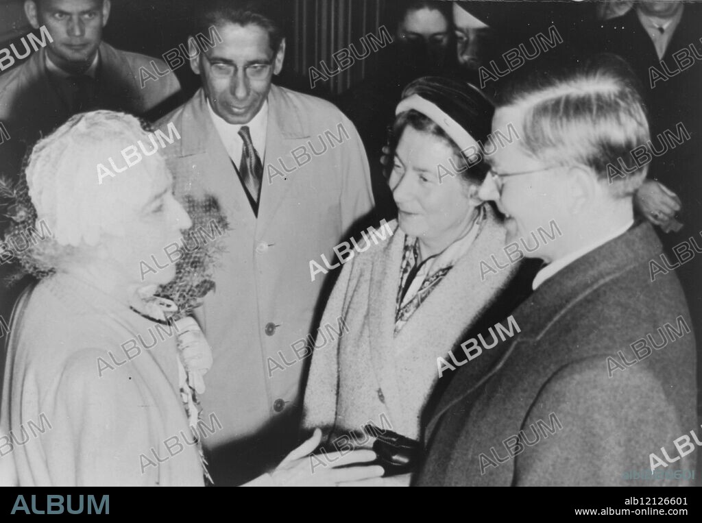QUEEN ELISABETH OF BELGIUM WITH POLISH PRESIDENT ZAWADZKI GREETED IN WARSAW. 28 OCTOBER 1961.