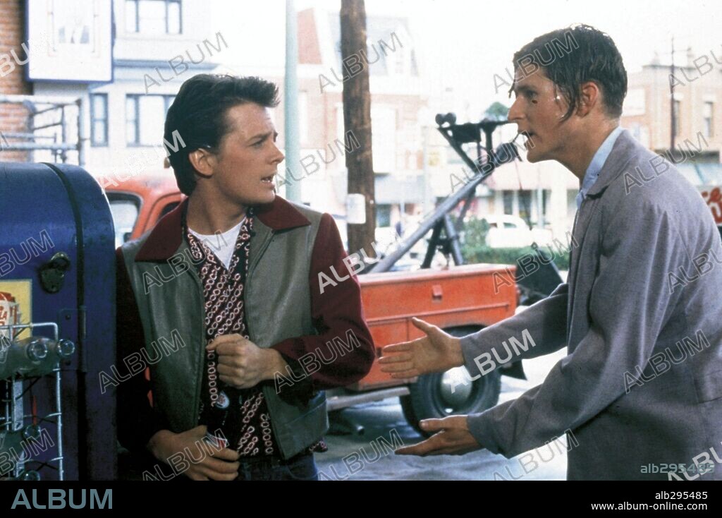 CRISPIN GLOVER y MICHAEL J. FOX en REGRESO AL FUTURO, 1985 (BACK TO THE FUTURE), dirigida por ROBERT ZEMECKIS. Copyright AMBLIN/UNIVERSAL.