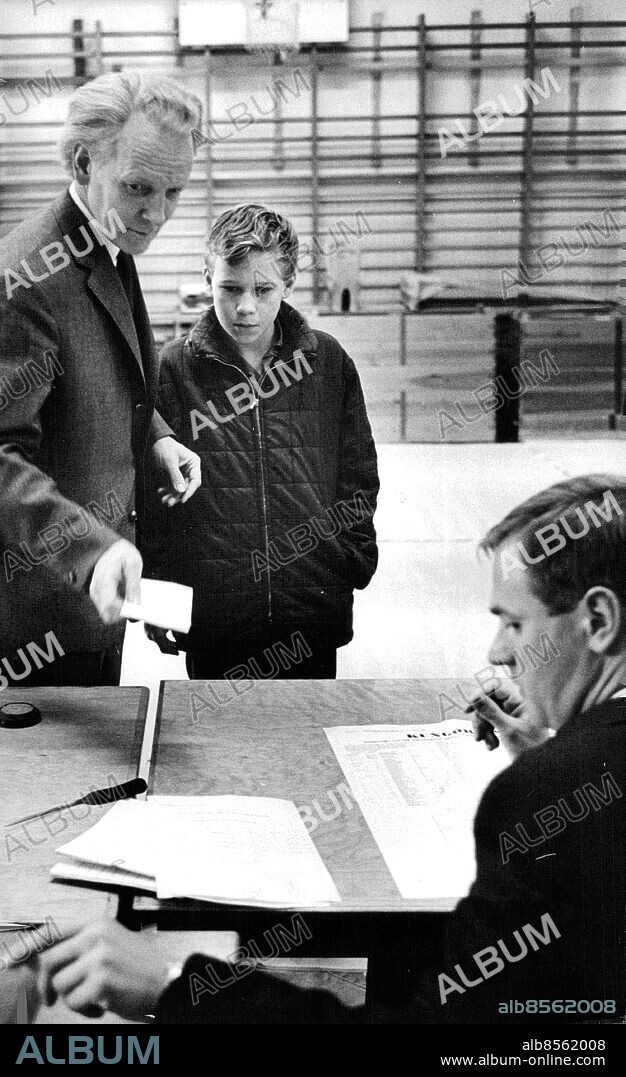 Stockholm 1964-09-19. Författaren Per Anders Fogelström röstar i Hedvig Eleonora skola och ger samtidigt sonen Per Ambjörn en lektion i samhällslära. Foto: Gunnar Lantz / SvD / TT / kod 12014.