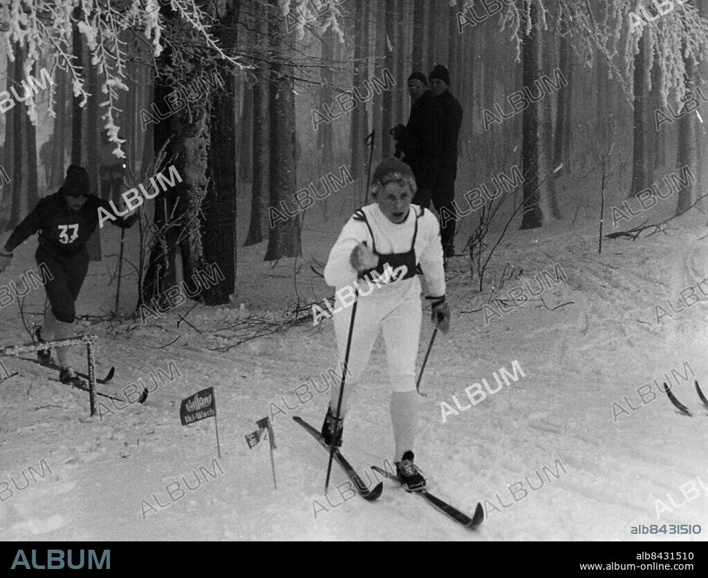 ARKIV KLINGENTHAL ÖSTTYSKLAND 19650116. Toini Gustafsson, vid internationella skidtävlingar i Klingenthal, Gustafsson slutade trea på 10 km. Gustafsson följs av Jarmila Skodova, Tjeckoslovakien, som blev sjua. Foto: SVT Bild / ADN Zentralbild / Kod: 5600 AB Text & Bilder Mapp: Div. skidsport 1965 persons: JARMILA SKODOVA;TOINI GUSTAFSSON sites: TJECKOSLOVAKIEN*;SVERIGE*;ÖSTTYSKLAND;KLINGENTHALBilden får endast användas i programpresenterande sammanhang. Fotografens namn, Sveriges Television samt programmets titel skall alltid anges.
