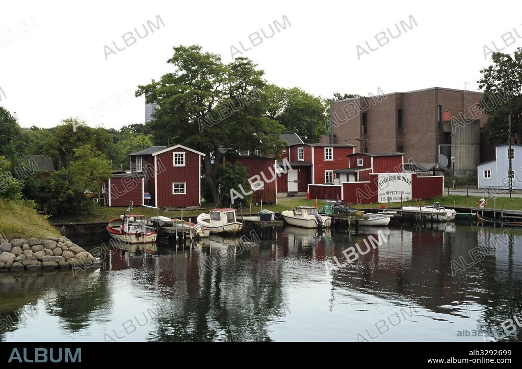 SUECIA. Malmo. Paisaje de los canales del centro cercanos al mar, con Las típicas casas de pescadores.