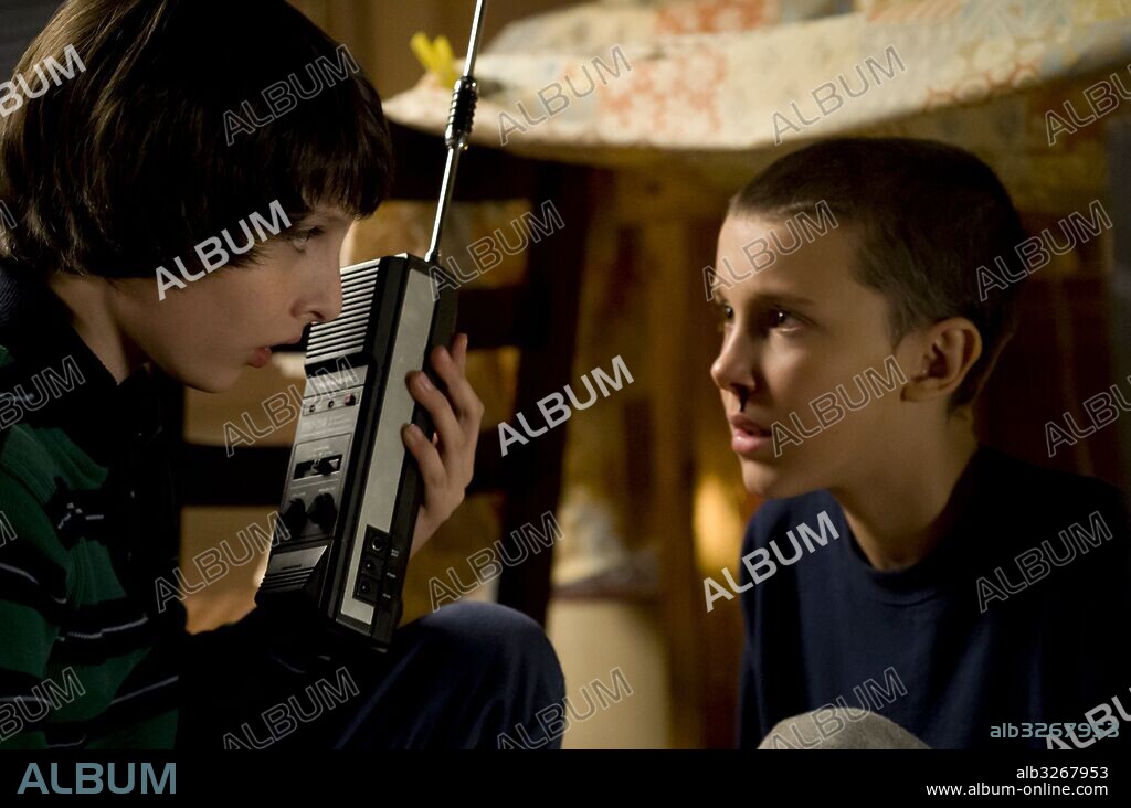 FINN WOLFHARD und MILLIE BOBBY BROWN in STRANGER THINGS, 2016, unter der Regie von MATT DUFFER und ROSS DUFFER. Copyright 21 LAPS ENT/MONKEY MASSACRE.