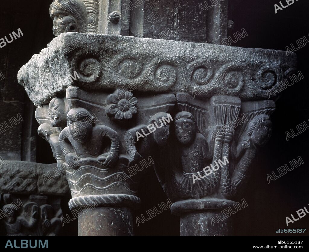 CAPITEL DOBLE DEL CLAUSTRO ROMANICO DEL MONASTERIO DE SANTA MARIA DE RIPOLL - RELIEVE DE LAS SIRENAS - SIGLO XIV/XV.