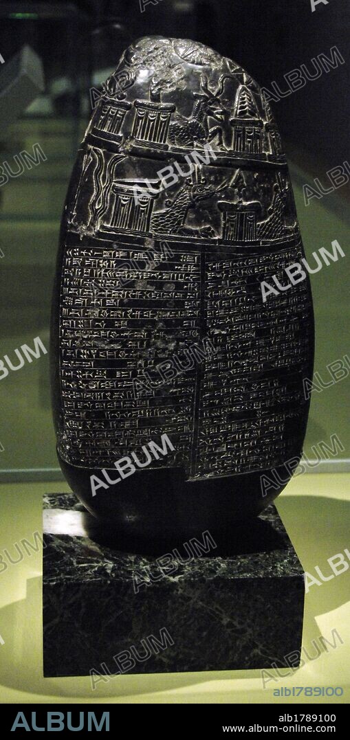 ARTE MESOPOTAMICO. EPOCA CASITA. PIEDRA MICHAUX. Kudurru de piedra caliza negra perteneciente al período de la dominación casita de Babilonia. Está escrito en LENGUA ACADIA mediante símbolos CUNEIFORMES. Fechada en el s. XI a. C durante el reinado de MARDUK-NADIN-AHHE, rey de la SEGUNDA DINASTIA ISIN de Babilonia que reinó durante el período 1099-1082 a. C.. Fue descubierta en el año 1782 por el botánico francés Michaux que le dió nombre. Es el primer documento de la civilización mesopotámica que llegó a Europa. Gabinete de Medallas. Biblioteca Nacional de Francia. París.