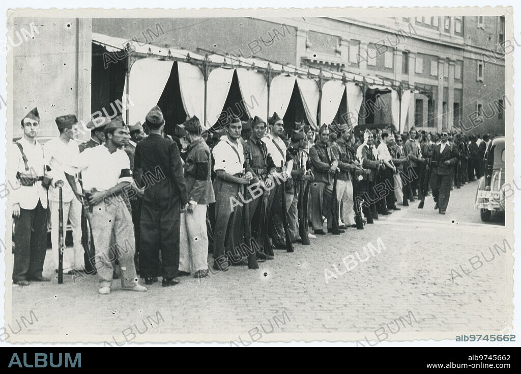 Seville, 07/20/1936. Group of the first Falangists who joined the movement in front of the San Hermenegildo barracks, best known in Seville for the Duque barracks, the headquarters of the Soria 9 and Granada 34 Regiment.