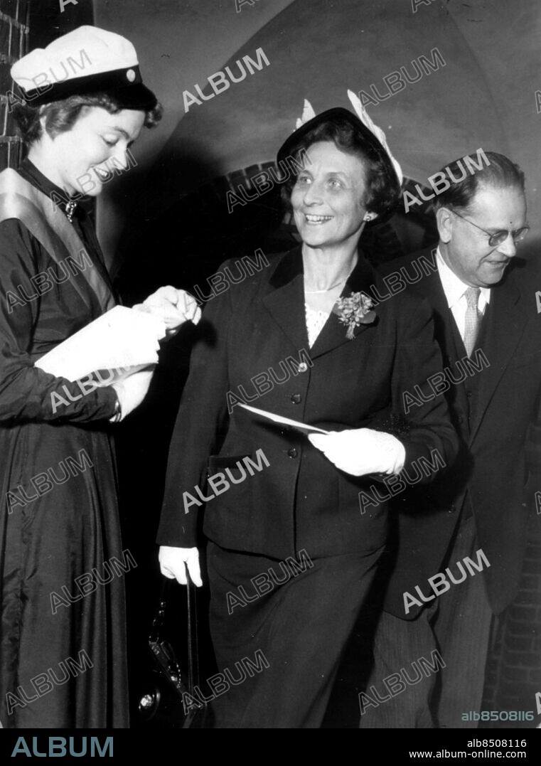 Aina och Tage Erlander vid invigningen av Akademiska föreningen i Lund. Erlander Aina fil mag hustru till Tage Erlander Situation 1953. Erlander Tage politiker (s) statsminister Situation 1953. Lund Studentkåren Akademiska föreningen Invigningen 1953. (c) Bror ”Blixten” Hansson / Sydsvenskan / IBL.