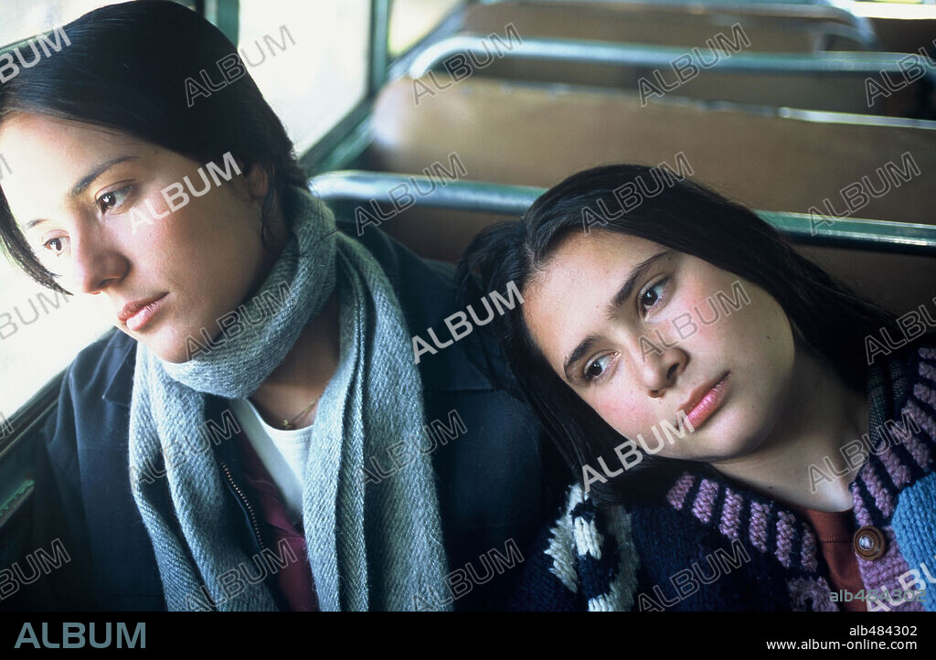 CATALINA SANDINO MORENO and YENNY PAOLA VEGA in MARIA FULL AF GRACE, 2004 (MARIA, LLENA ERES DE GRACIA), directed by JOSHUA MARSTON. Copyright NEW LINE CINEMA / CORRAL VEGA, CHRISTOBAL.