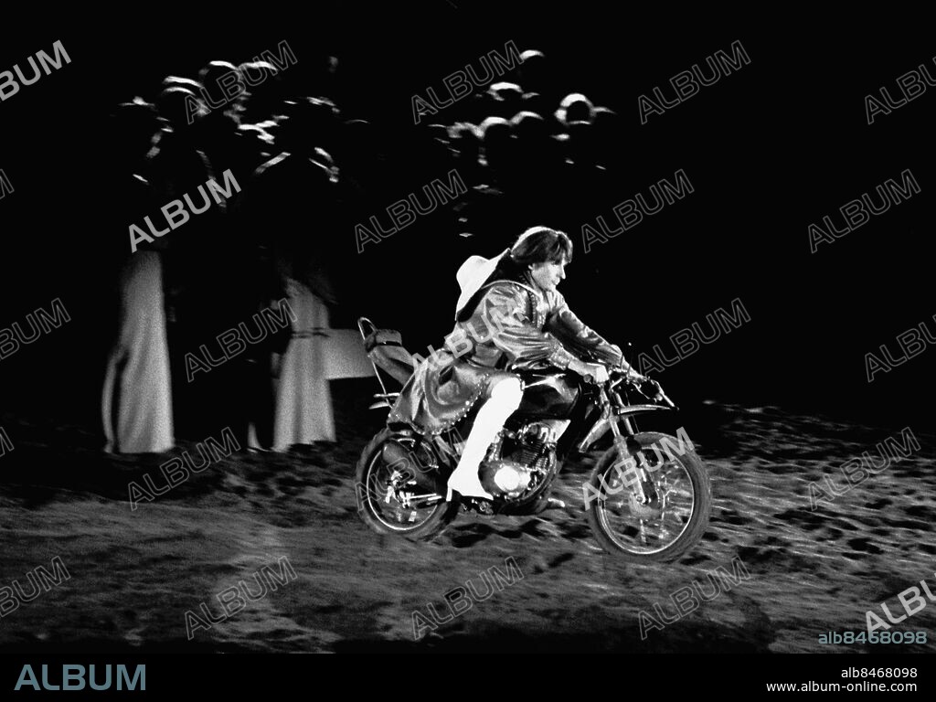 Annie Get Your Gun september 1974.. Speedwaymästaren Göran 'Sala' Norlén kör motorcykel i föreställningen iförd Lill-Babs kläder. Lill-Babs spelade huvudrollen som Annie Oakley. Scandinavium. *** Local Caption *** . Pelle Lund.