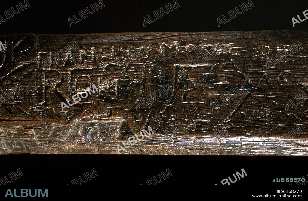 BANCO DE UN AULA CON LA FIRMA DE FRAY LUIS DE LEON-.