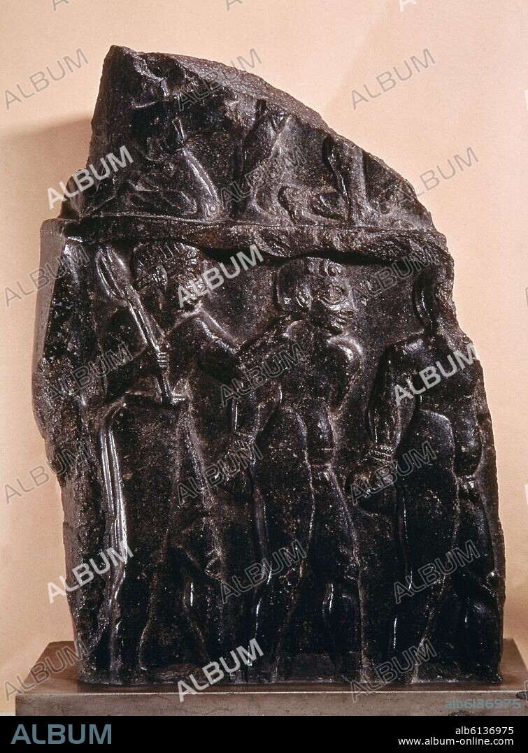 ESTELA DE VICTORIA FRAGMENTADA DE UN REY DE AKKAD O ESTELA DE MANISHTUSU - DIORITA - EPOCA DE AKKAD HACIA EL 2300 AC.