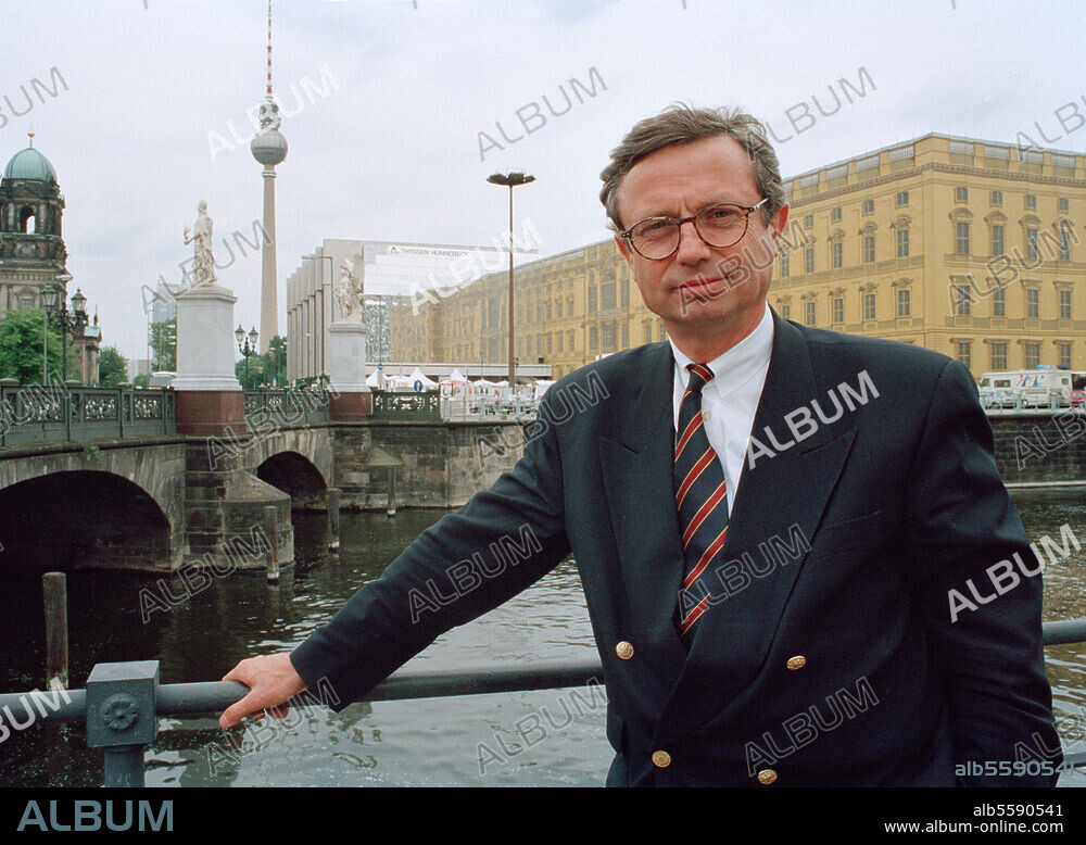 Boddien, Wilhelm of. Managing Director of "Partner für Berlin". (In the background, the dummy of the Berlin city center initiated by Wilhelm von Boddien). Photo, 1994 (Dieter E. Hoppe).
