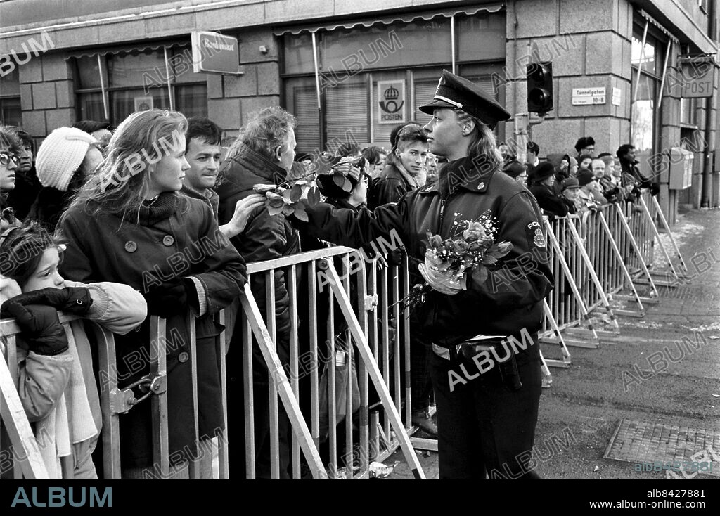 860301. Stockholm.. Mordet på Olof Palme. Människor som lämnar blommor vid mordplatsen. Polis, kravallstängsel.. Foto: GP. ©Kamerareportage *** Local Caption *** . KAMERAREPORTAGE.