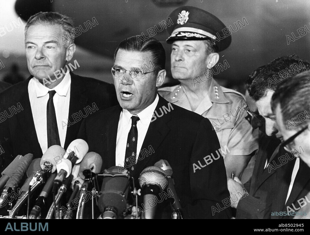 196602 - USA:s försvarsminister Robert McNamara, flankerad av USA:s Saigonambassadör Henry Cabot Lodge (t.v.) och överbefälhavaren general Earle Wheeler vid en presskonferens . Foto: UPI Kod: 450 . COPYRIGHT SCANPIX SWEDEN.
